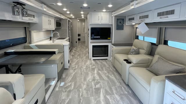The Coachmen Sportscoach SRS 354QS: A Marriage of Ease and Luxury