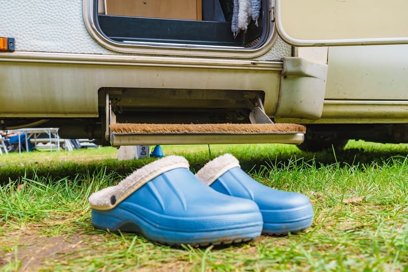 The Best Menâs Slippers for RVing: Camp-Ready and RV-Cozy Options