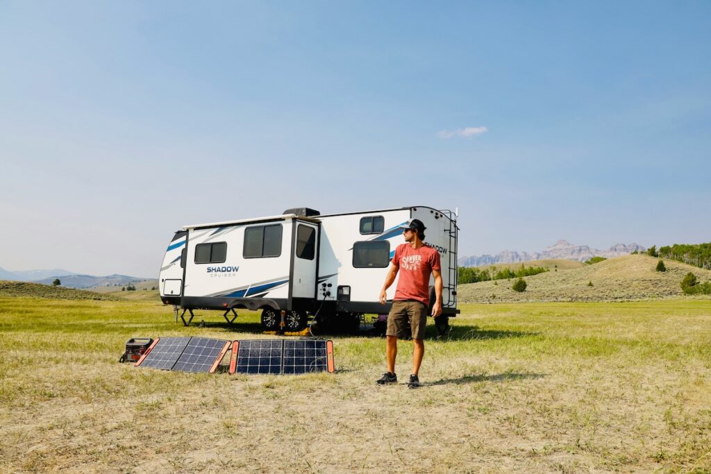 solar power makes it possible to live off the grid from anywhere